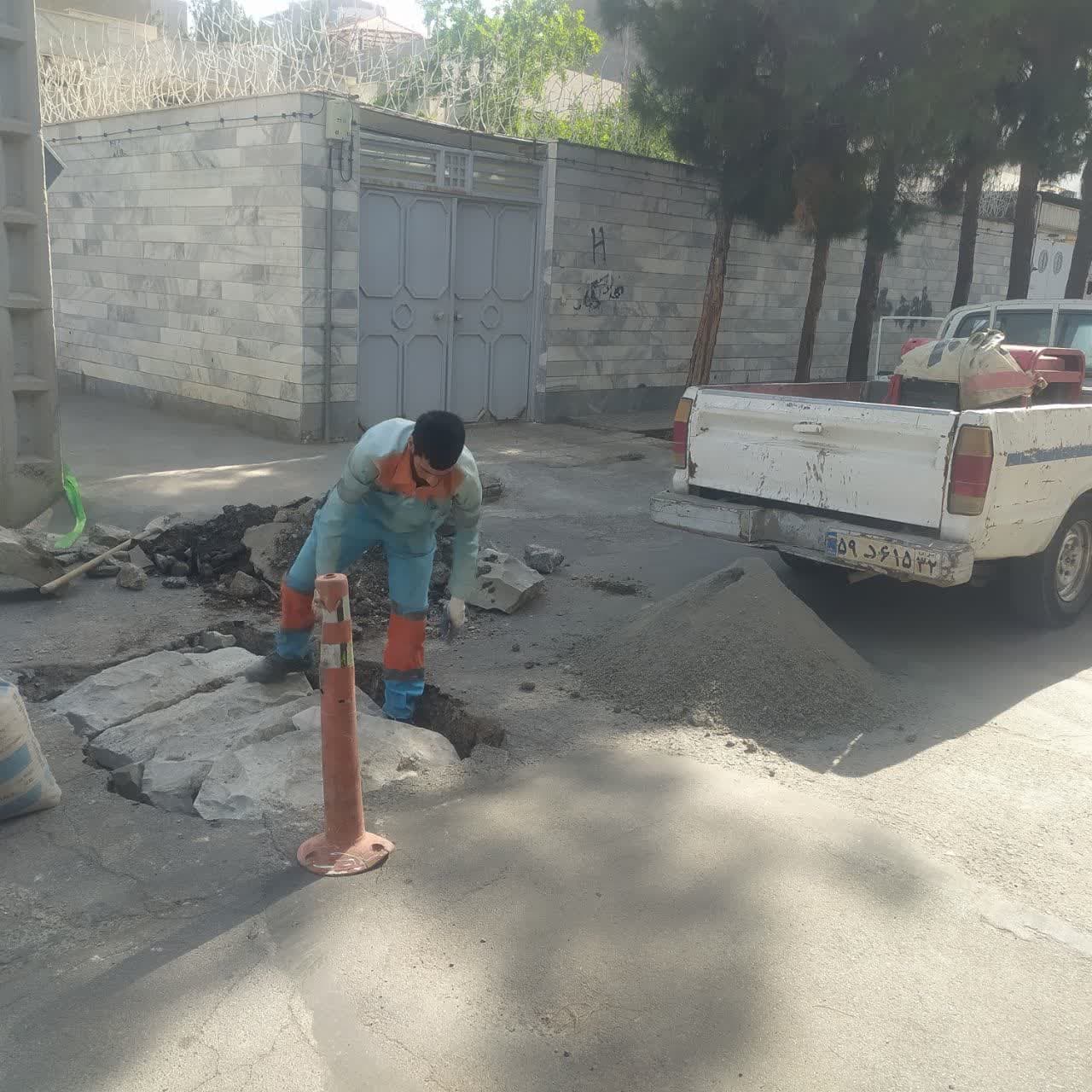 تعویض بلوکه‌های نبش عدل ۲۰ توسط حوزه خدمات شهری منطقه دو