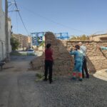 اقدام فوری شهرداری منطقه دو برای رفع خطر ریزش دیوار در اردیبهشت ۸