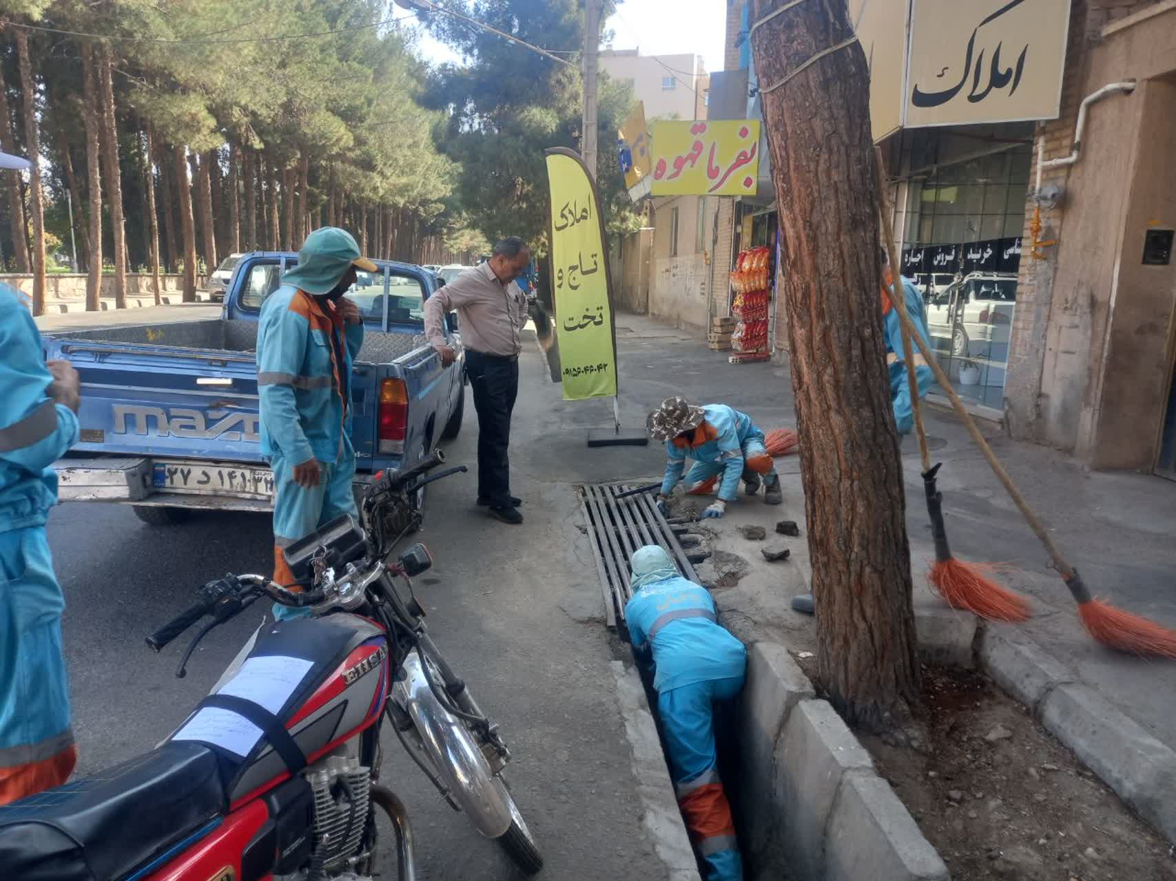 همت نیروهای خدمات شهری منطقه دو بیرجند؛ مسیر راهپیمایی یوم‌الله ۱۳ آبان غبارروبی شد