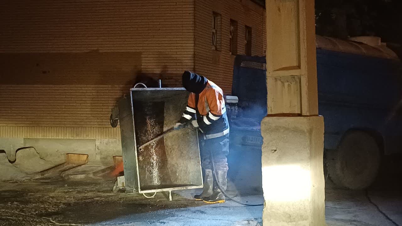 شب گذشته گندزدایی و شست ‌وشوی مخازن زباله سطح منطقه دو انجام شد