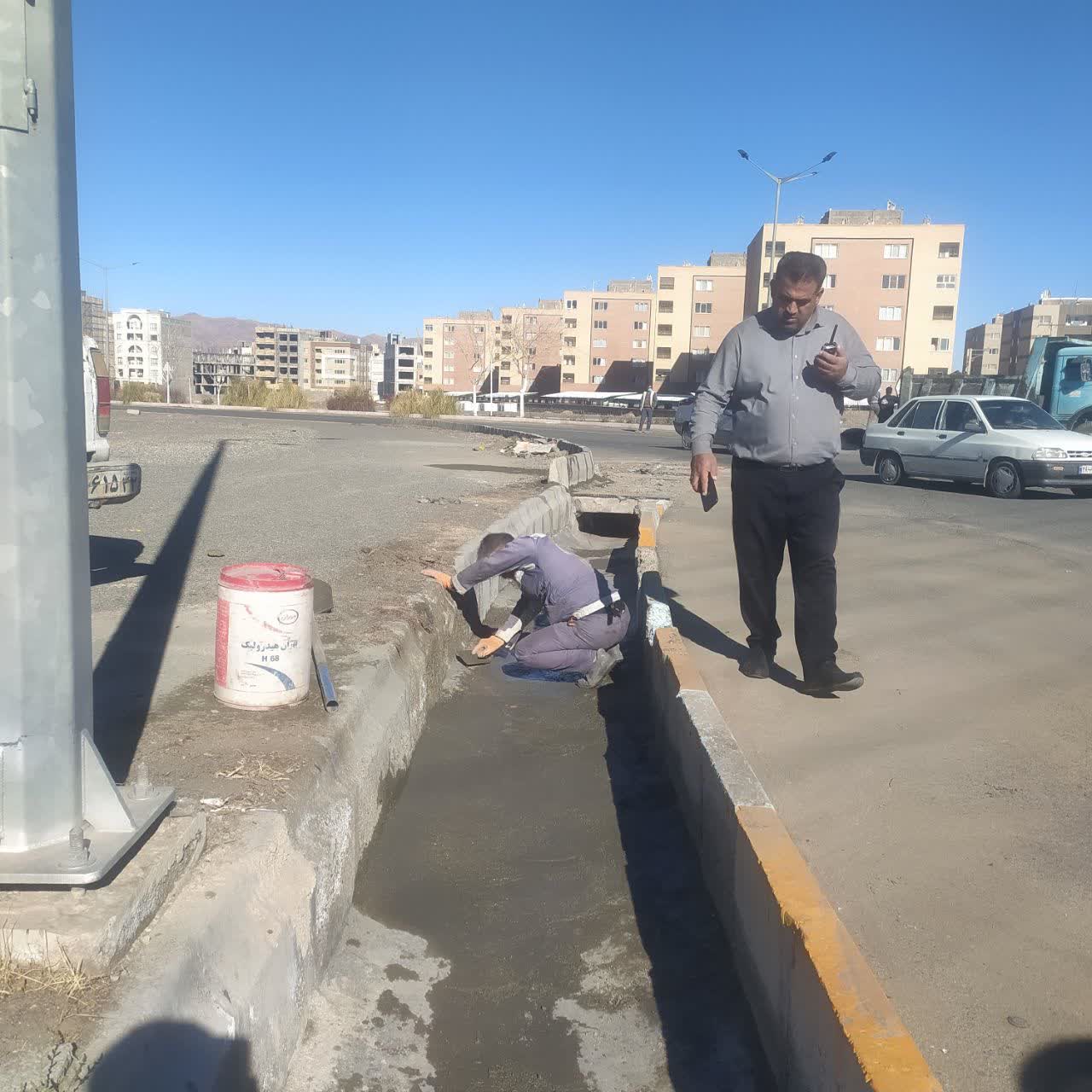 سیمان کاری کف جوبه میدان خبرنگار- نصب بلوک و سنگ/منطقه دو شهرداری بیرجند در حال اجرای عملیات عمرانی در محور خبرنگار