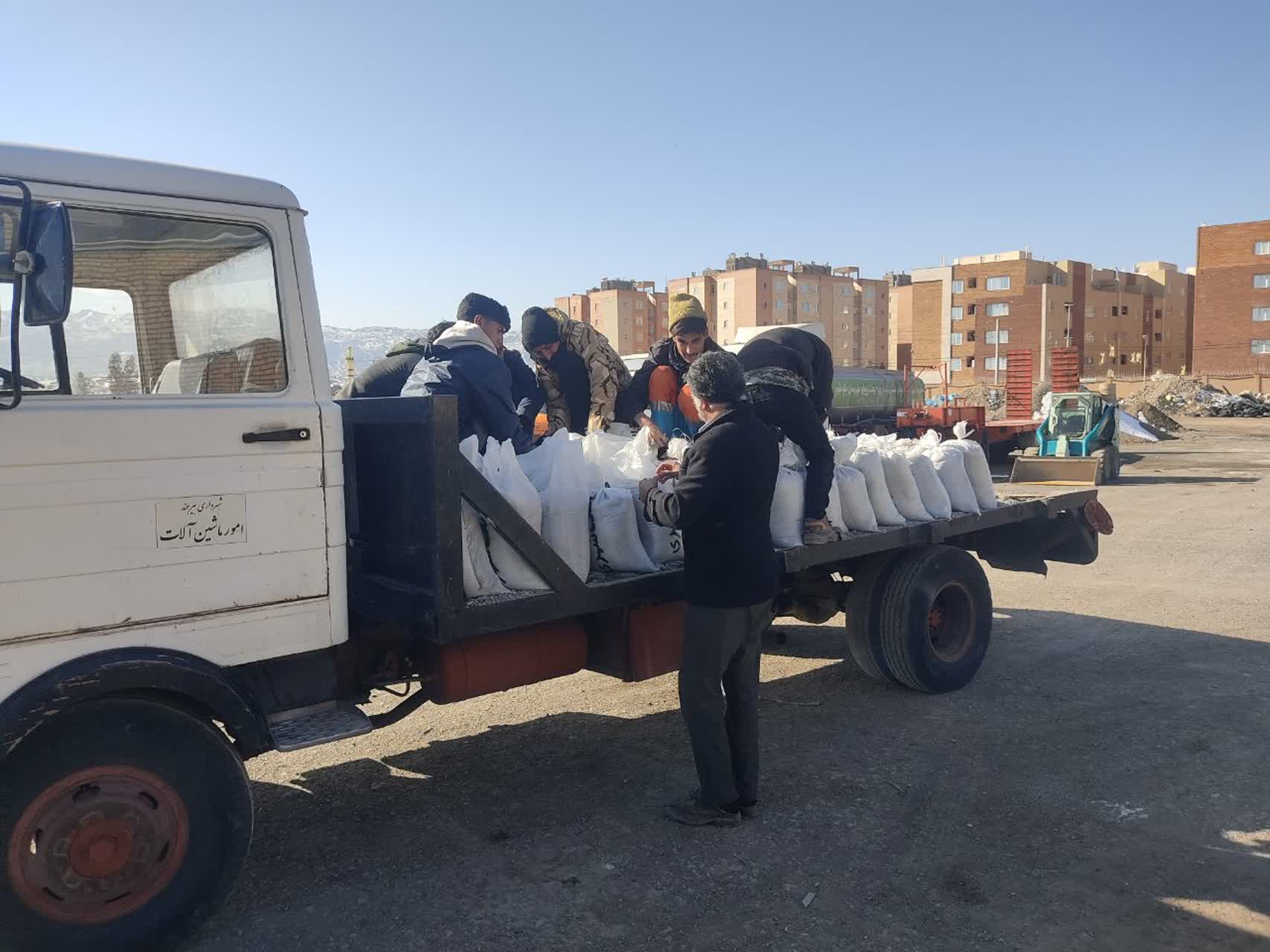 آماده‌باش کامل نیروهای خدمات شهری منطقه دو در پی بارش اخیر برف و اجرای اقدامات پیشگیرانه برای بارش‌های بعدی