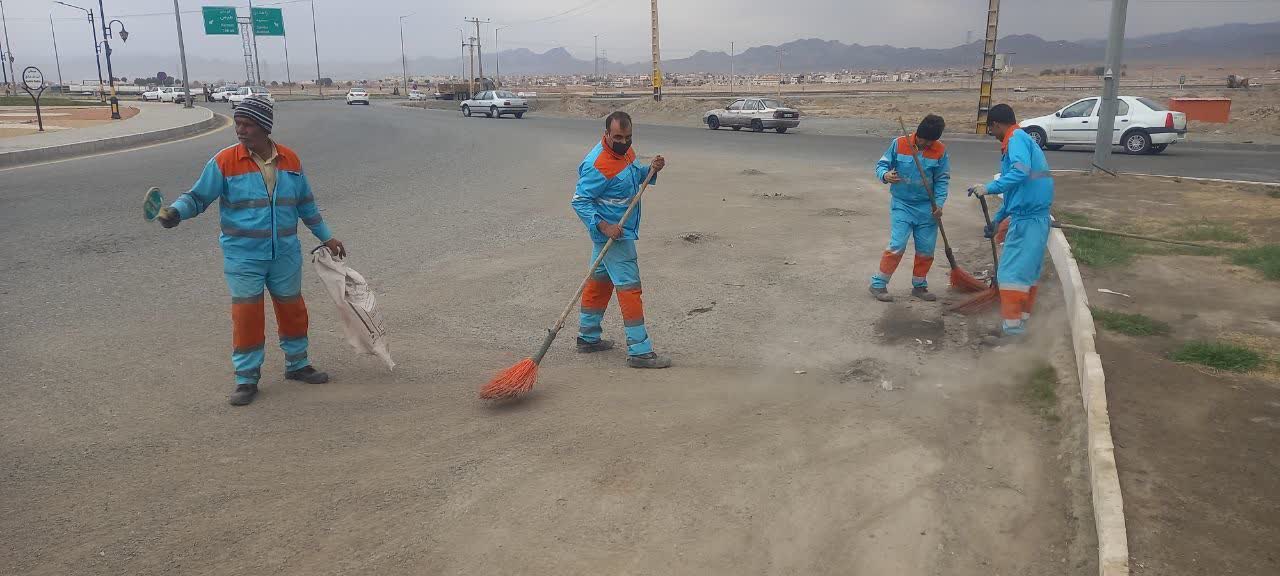 آیلند بلوار عبادی از فلکه ابن‌حسام تا آتش‌نشانی معصومیه نظافت شد