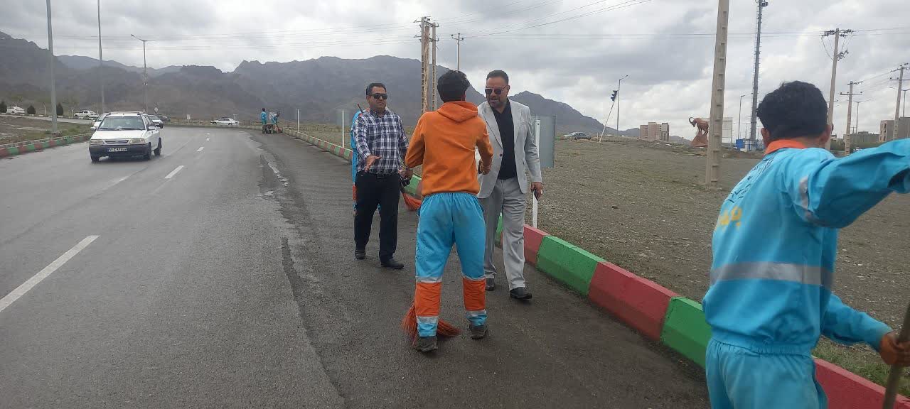 بازدید معاون خدمات شهری شهرداری از روند نظافت گروهی بلوار طبیعت