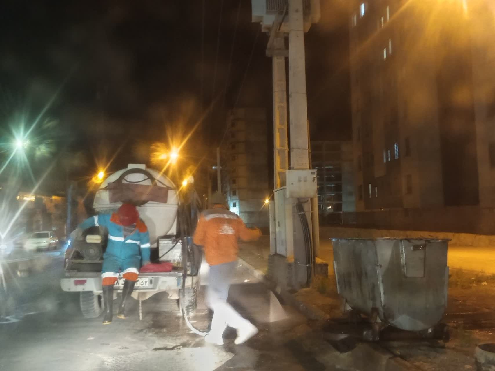 گندزدایی و شست ‌وشوی مخازن زباله در سطح منطقه دو انجام شد