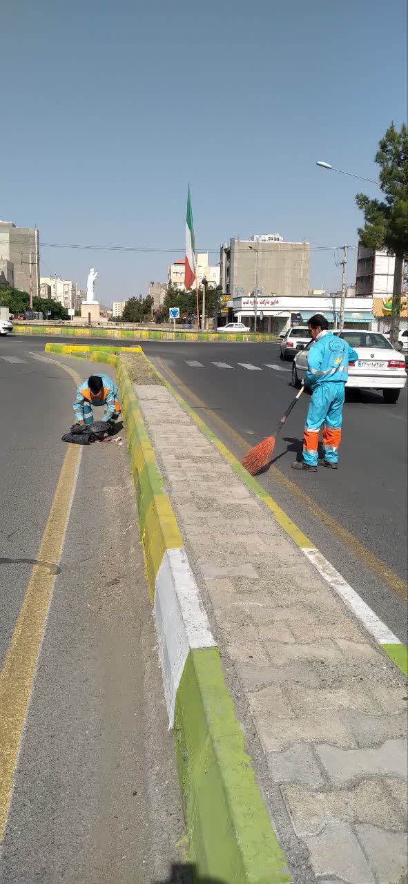 پاکسازی محورهای کلیدی شهر؛ تداوم نظافت شهری در بلوارهای مدرس، جماران، محلاتی و ۱۵ خرداد