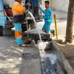 پاکیزگی و طراوت در خیابان عدل؛ شستشو و لایروبی جوی‌ها توسط حوزه خدمات شهری منطقه دو