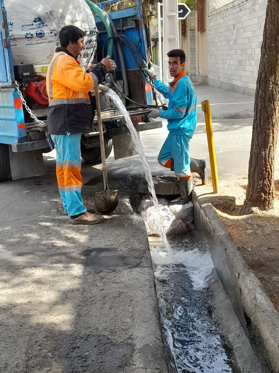 پاکیزگی و طراوت در خیابان عدل؛ شستشو و لایروبی جوی‌ها توسط حوزه خدمات شهری منطقه دو