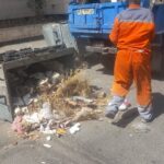 نظافت خیابان باهنر و تخلیه مخازن زباله توسط نیروهای خدمات شهری منطقه دو