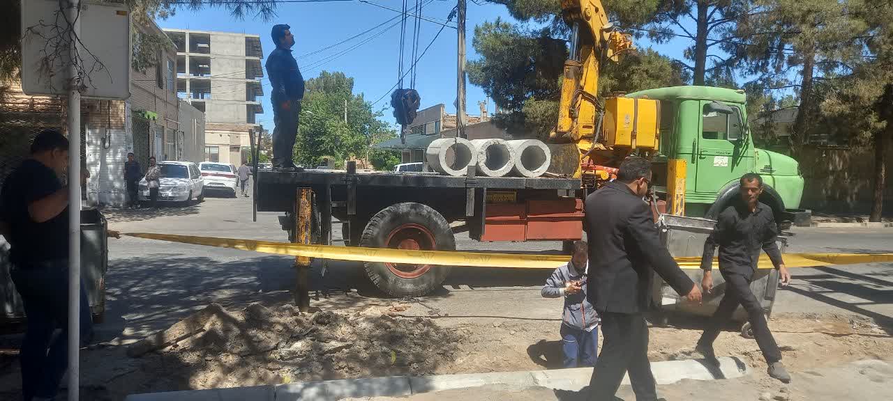 بازدید مدیر خدمات شهری منطقه دو از روند لوله‌گذاری و رفع نقص پل نبش عدل ۸