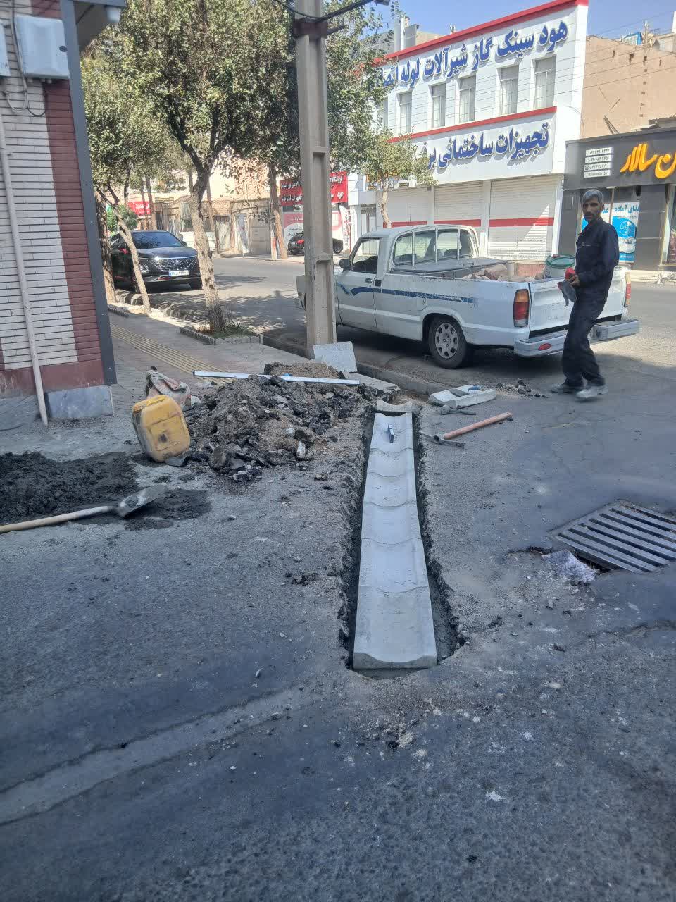 رسیدگی همزمان به سه نقطه از معابر منطقه دو؛ نواقص جوبه‌ها برطرف شد