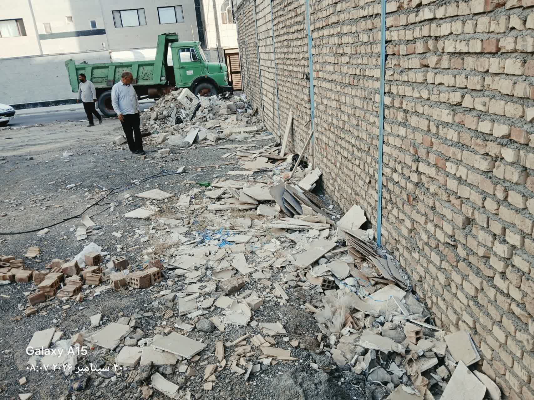 ساماندهی زمین خالی پونه ۱۴ با تلاش نیروهای خدمات شهری منطقه دو