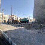 درخواست شهروندان خیابان بهمن رسیدگی شد؛ جمع‌آوری نخاله‌ها از زمین خالی