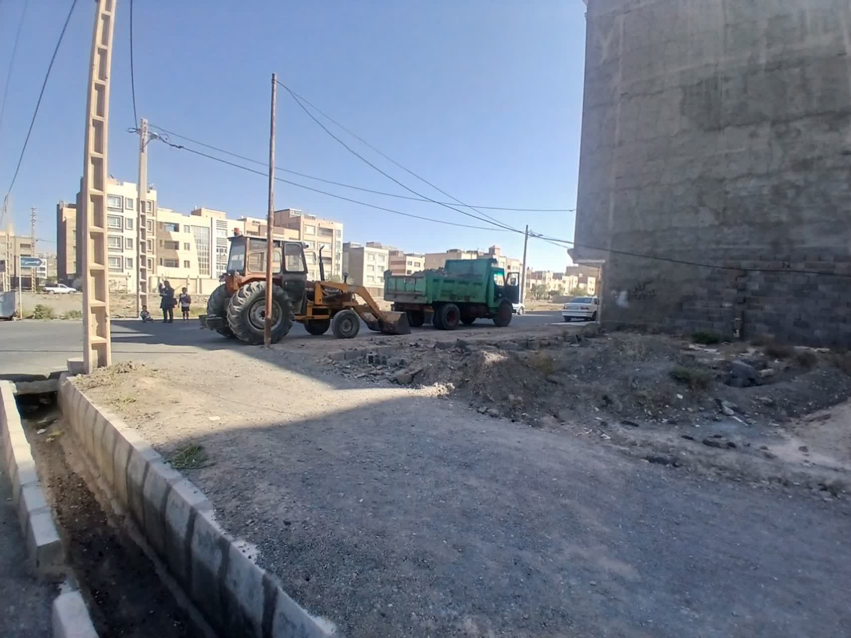 درخواست شهروندان خیابان بهمن رسیدگی شد؛ جمع‌آوری نخاله‌ها از زمین خالی